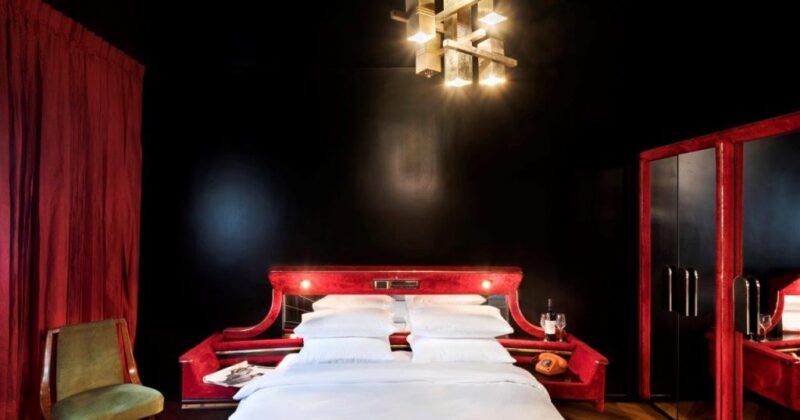 חדר אדום במלון בוטיק