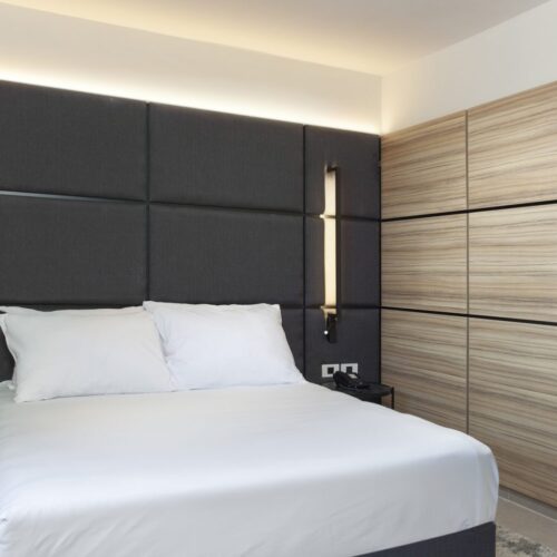 חדר במלון לייק האוס עם עיצוב אישי נגרות אדריכלית