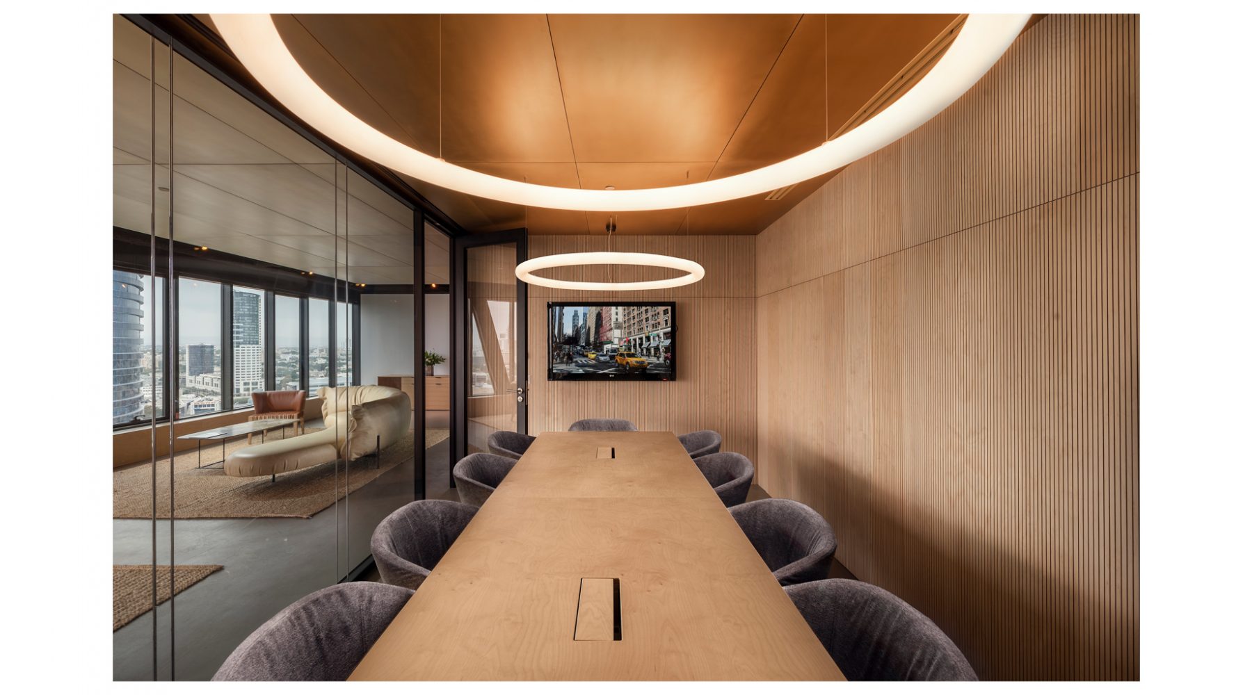 משרדי YBOX בעיצוב אדריכלי וחיפוי עץ עם נוף