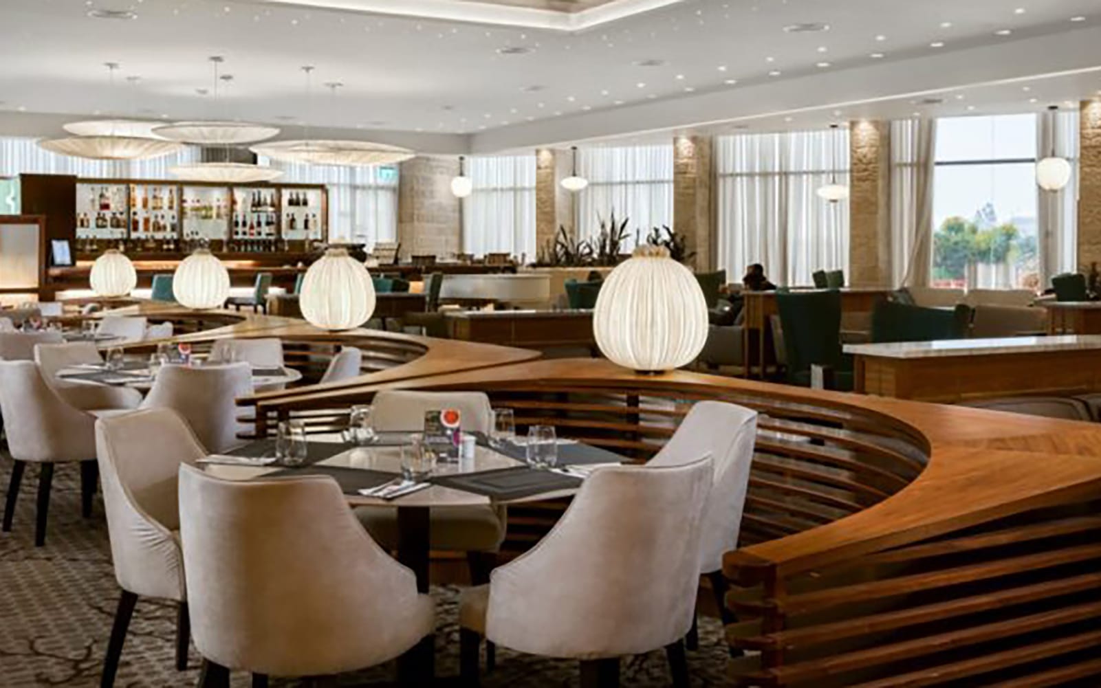 מסעדה במלון בעיצוב מודרני נגרות אדריכלית