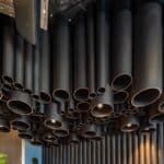 מנורות בתוך צינורות שחורים בגדלים שונים