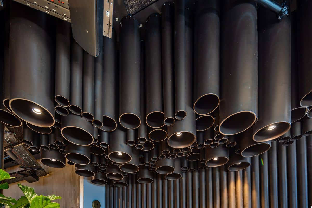 מנורות בתוך צינורות שחורים בגדלים שונים